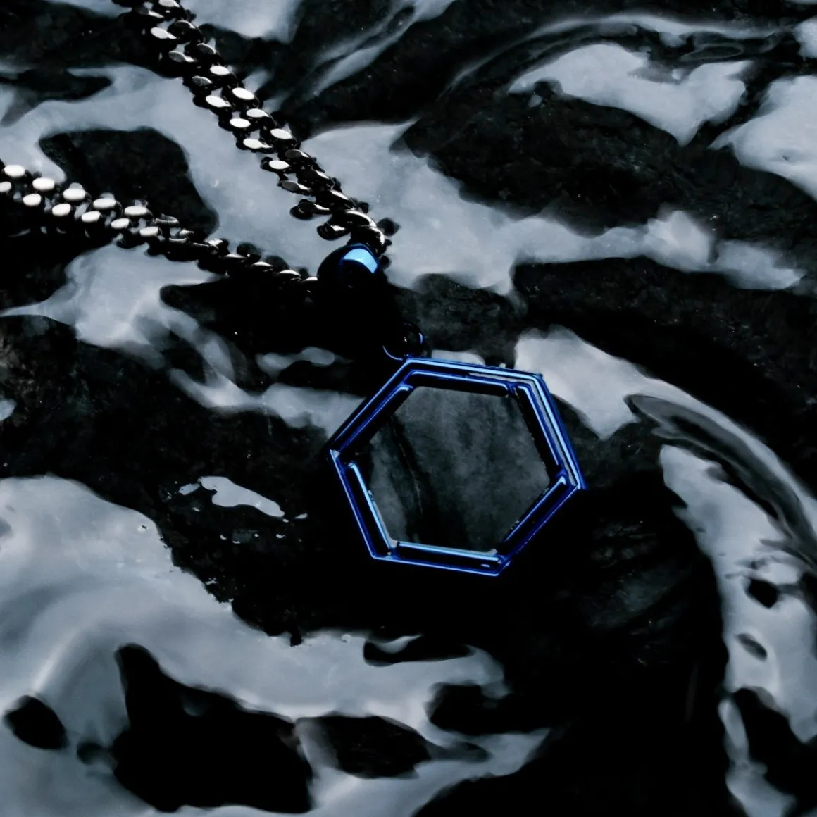 AXIS NECKLACE